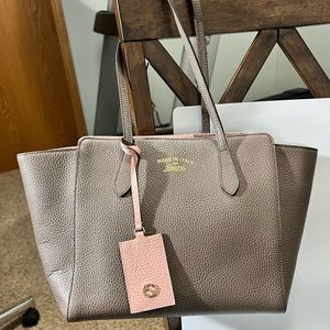 Authentic Gucci pebbled leather swing bag tote in excellent condition.